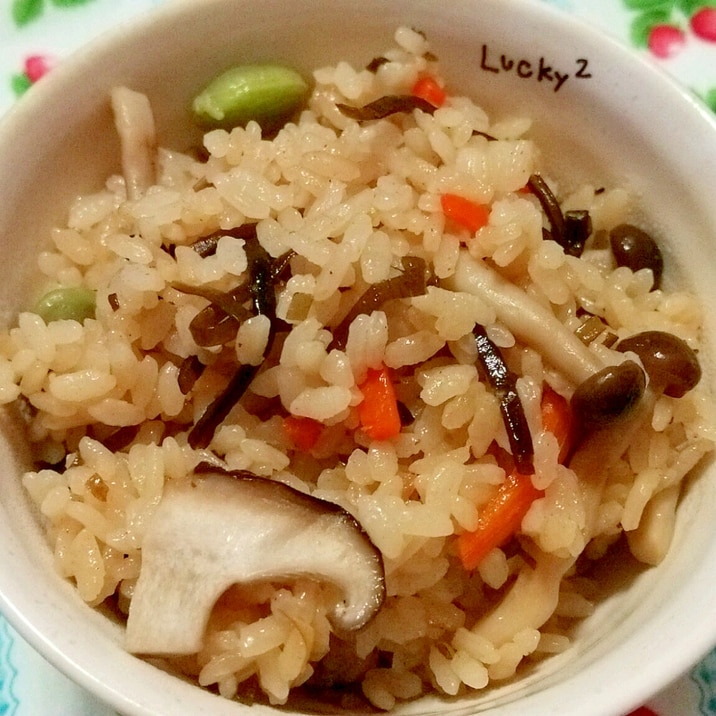 きのこと塩昆布の炊き込みご飯 レシピ 作り方 By あいぼそ 楽天レシピ きのこと塩昆布の炊き込みご飯 レシピ 作り方 By あいぼそ 楽天レシピ